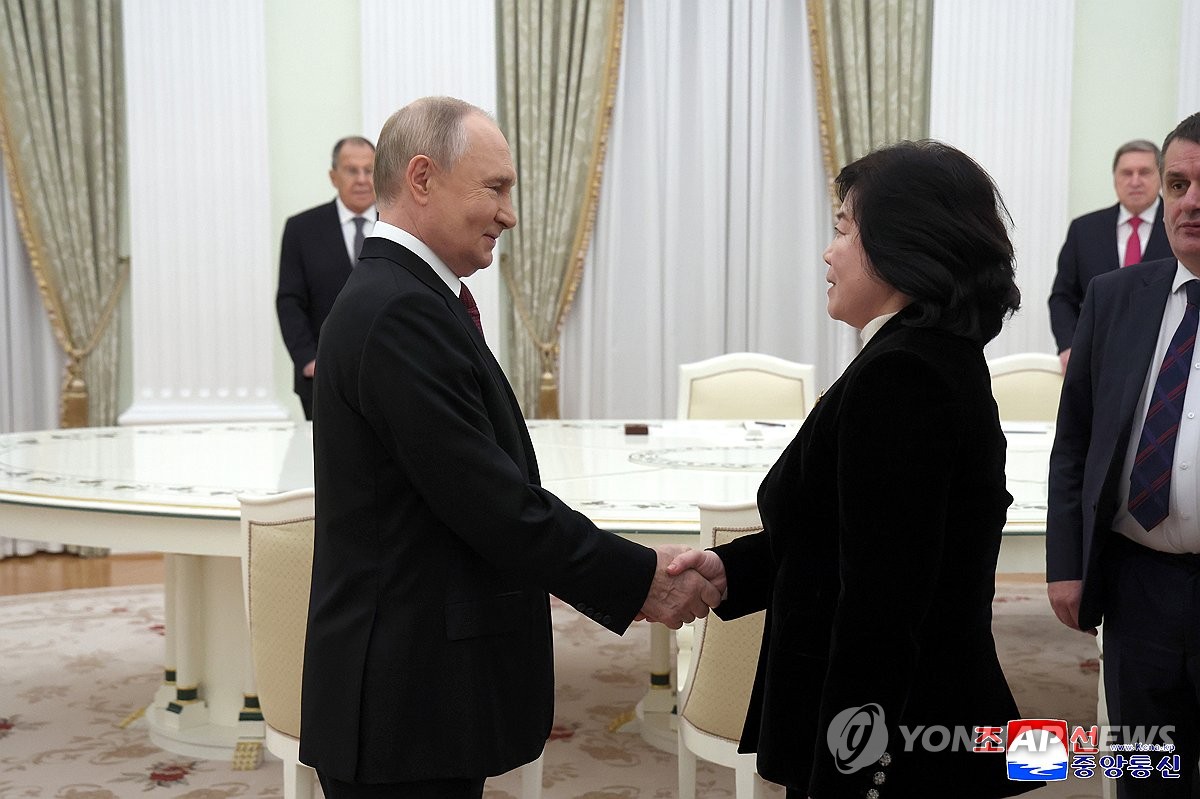 N. Korea's FM, Putin vow to strengthen bilateral ties ahead of Trump's visit to S. Korea