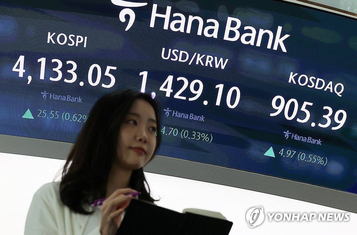 Seoul stocks surge over 2 pct late Mon. morning, heading toward new record high