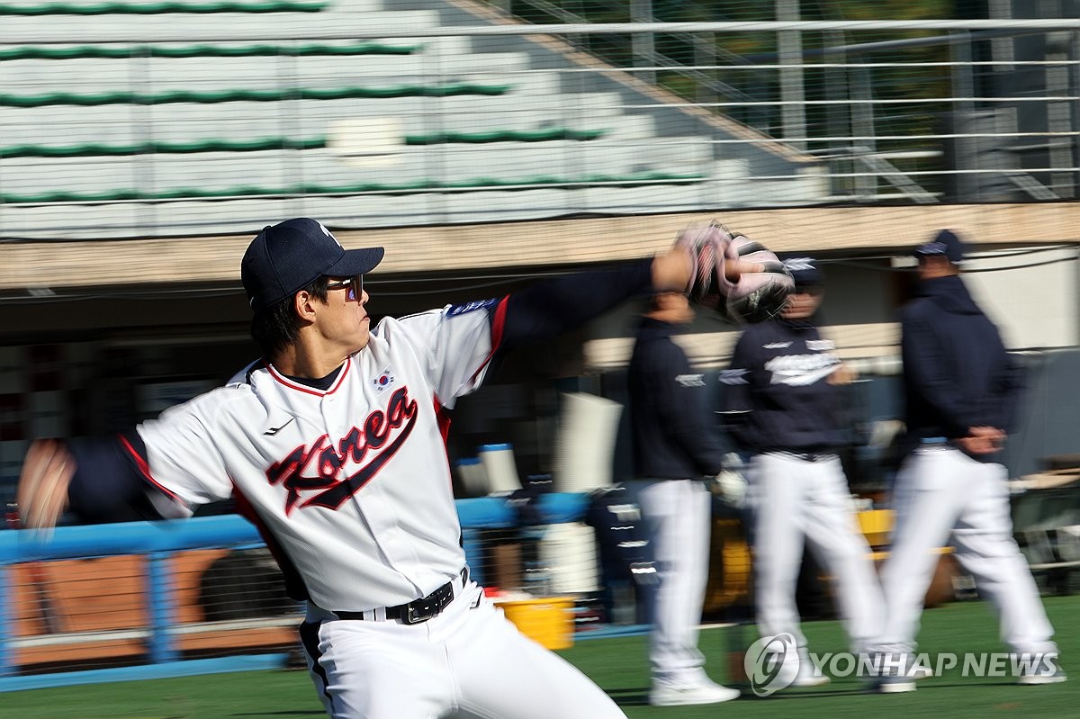 캐치볼하며 몸 푸는 송성문