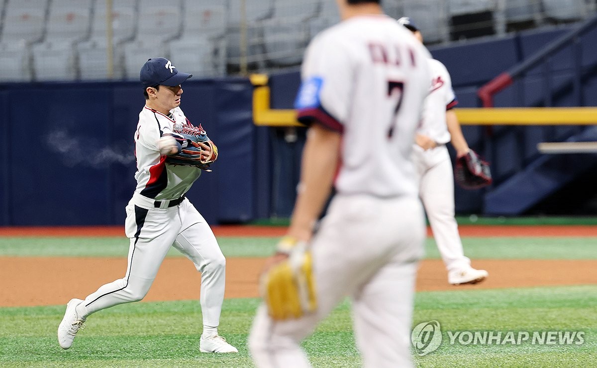 수비 훈련 이어가는 신민재