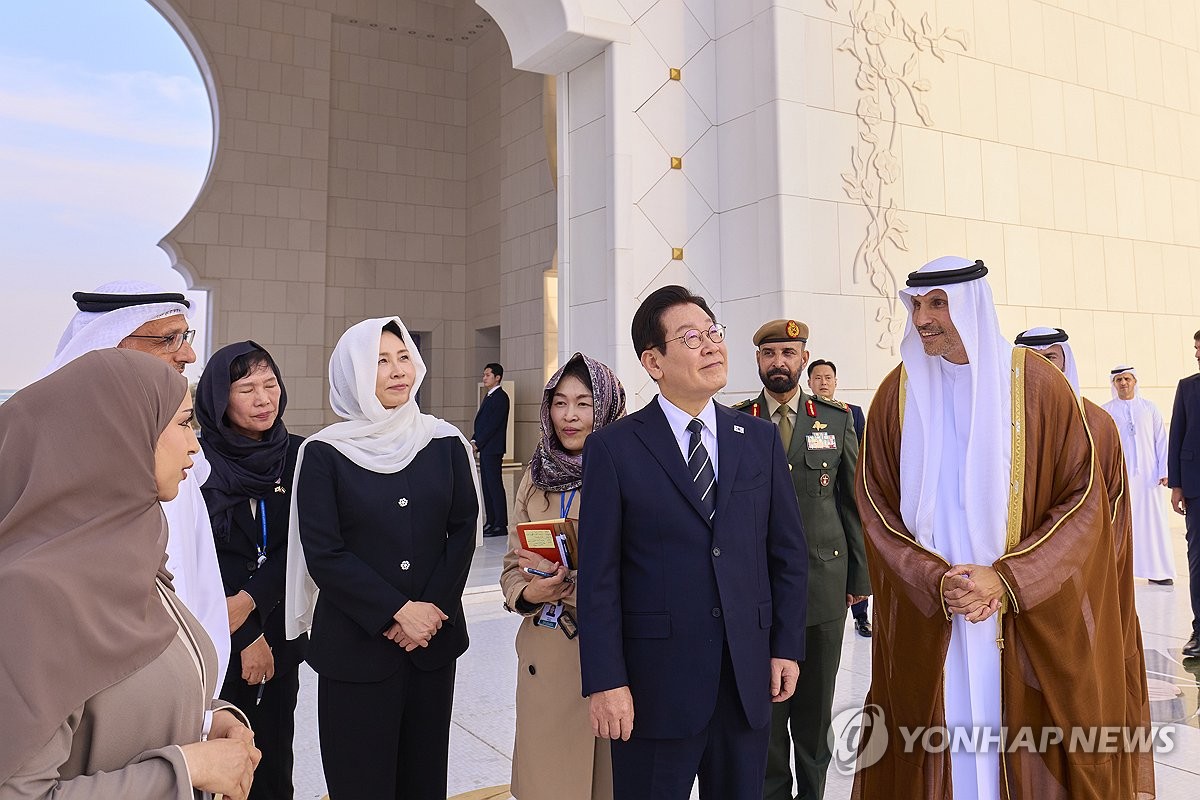 Lee begins UAE state visit with tribute at war memorial