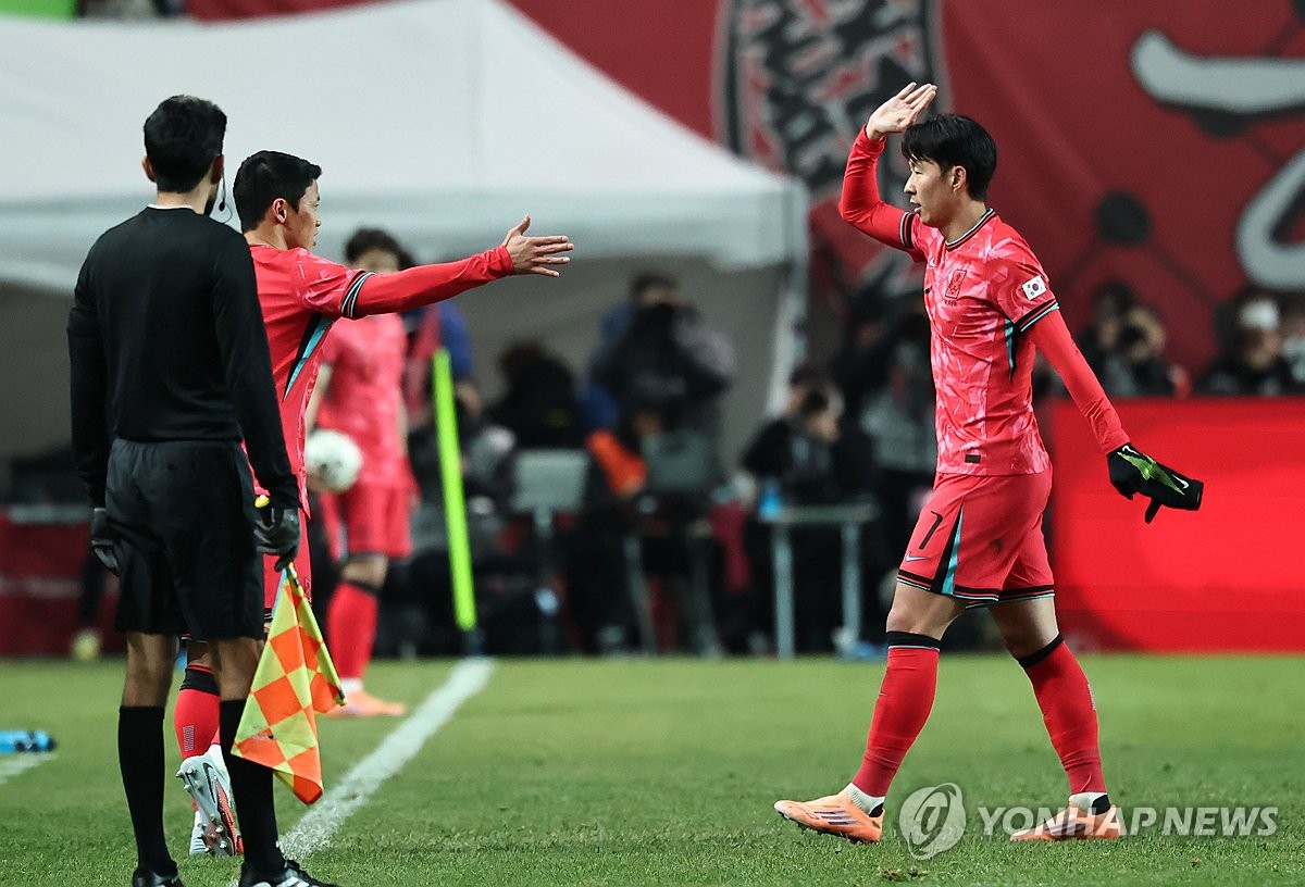 황희찬과 교체되는 손흥민