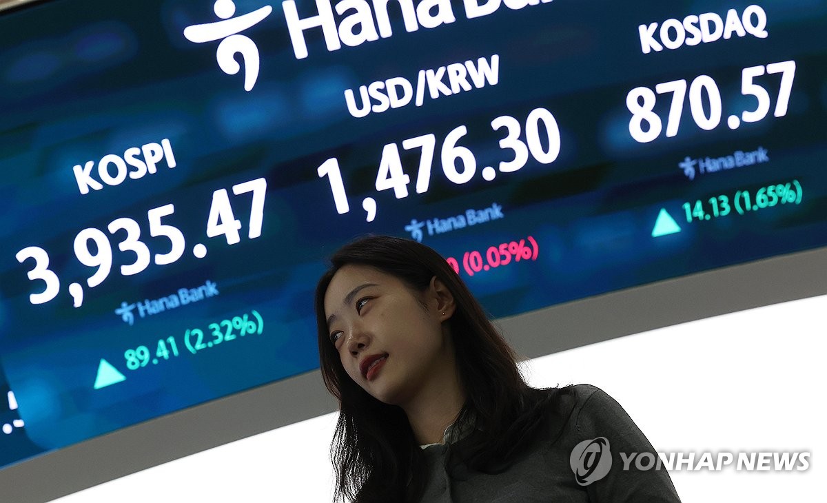 Seoul shares up late Tues. morning on rate cut hopes