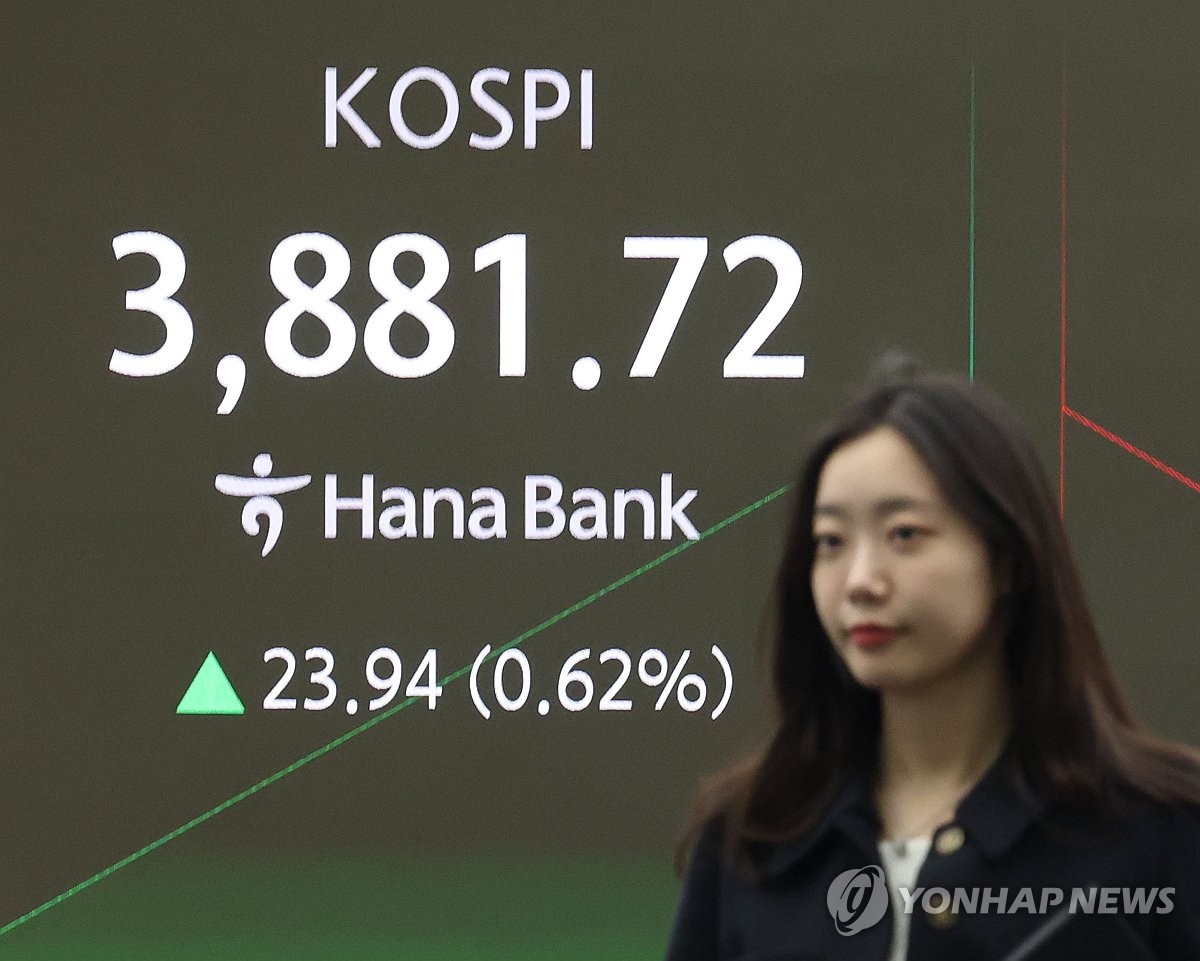 Seoul shares up sharply late Wed. morning on rate cut hopes
