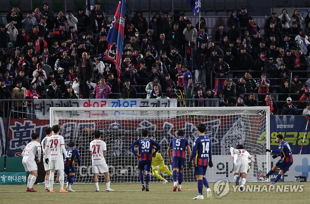 페널티킥 넣는 싸박