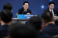 李대통령 &quot;회사 망하길 바라는 노동자 있겠나…기업과 양립가능&quot;