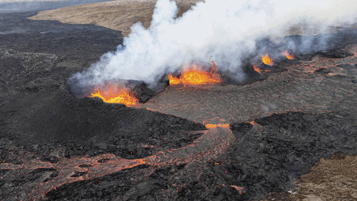 '화산폭발의 후유증'…아이슬란드 그린다빅 계속되는 용암분출