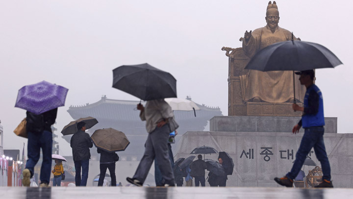 '쌀쌀한 날씨'…광화문 우산 쓴 시민들 