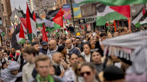 팔레스타인기 들고 행진하는 스웨덴 시위대