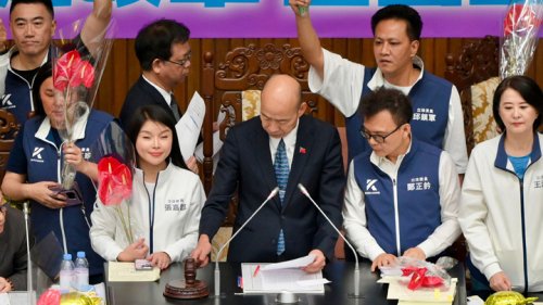 의회개혁법 통과 자축하는 대만 야당 의원들