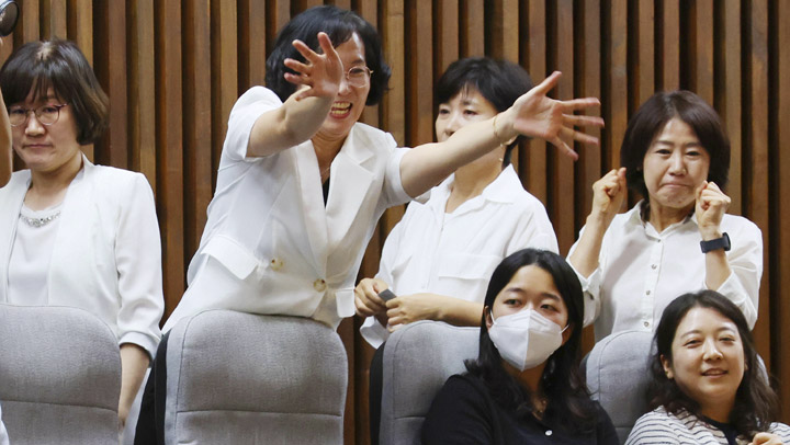 간호법 통과 '열렬히 환영'…국회 본회의장 