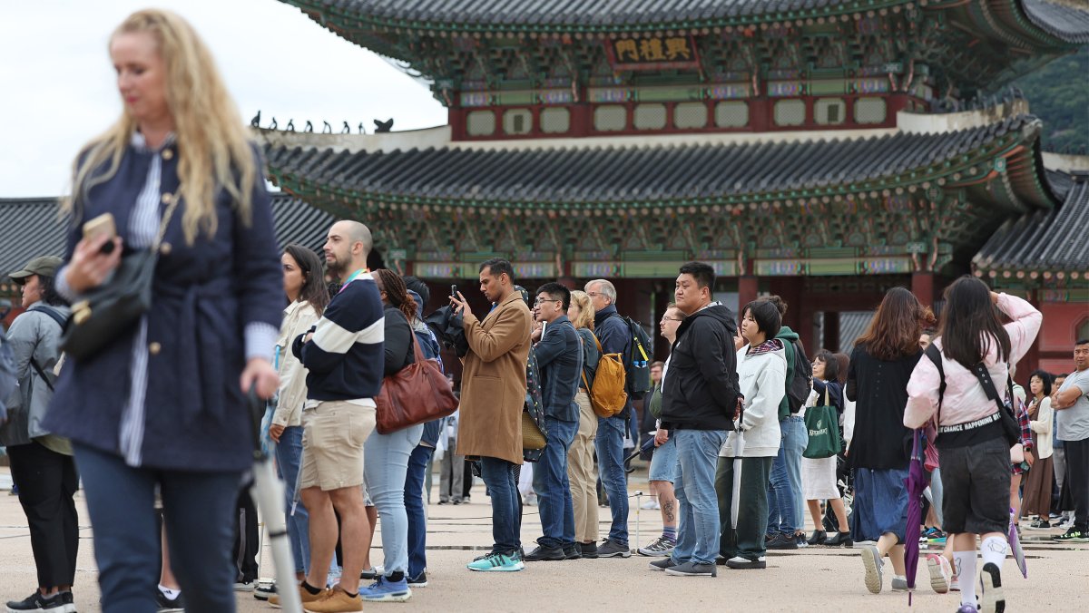 '두꺼워진 옷차림'…서울 경복궁 찾은 관람객