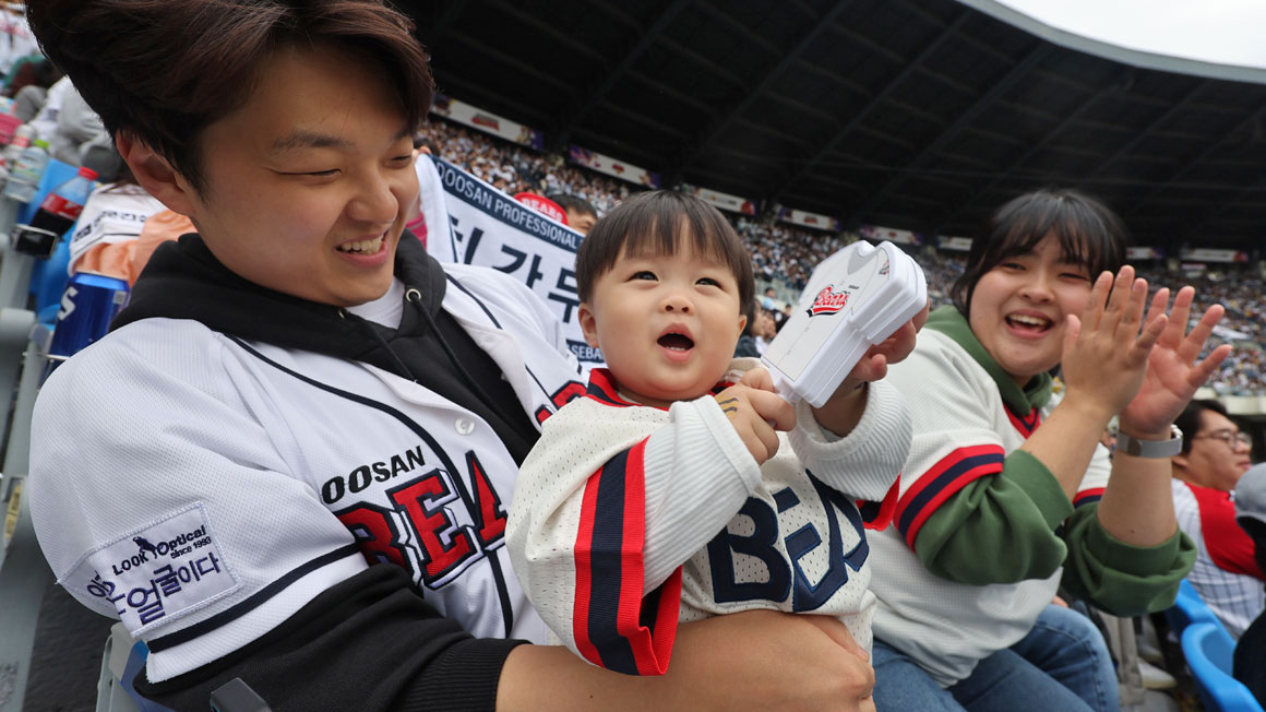'저도 야구팬이에요!'…잠실야구장서 열띤 응원 펼치는 가족