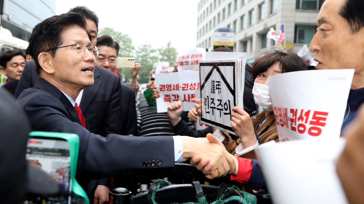 당사 앞 지지자들과 인사하는 김문수 후보