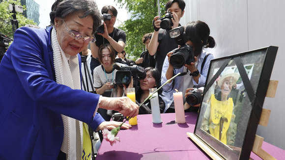 고 이옥선 할머니 영정 사진 앞에 헌화하는 이용수 할머니