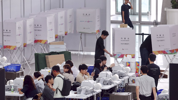 '분주한 준비'…제21대 대선 사전투표 하루 앞으로