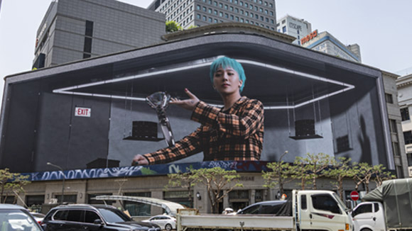 신세계 본점, 지드래곤 협업 영상으로 매 시각 알려