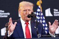 백악관 "트럼프, 노동자의 투사"…NYT "45만명 단체교섭권 박탈"
